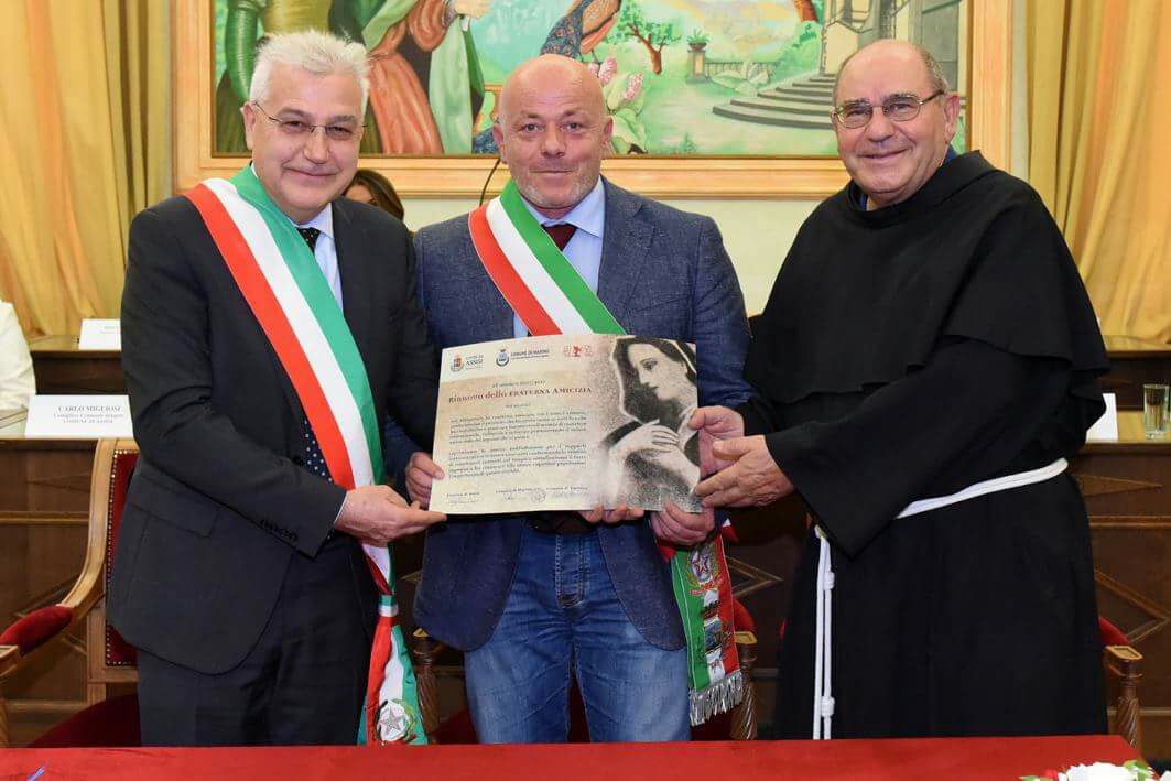 P. Antonio Di Marcantonio e il Sindaco di Marino e Assisi con la pergamena delle firme 